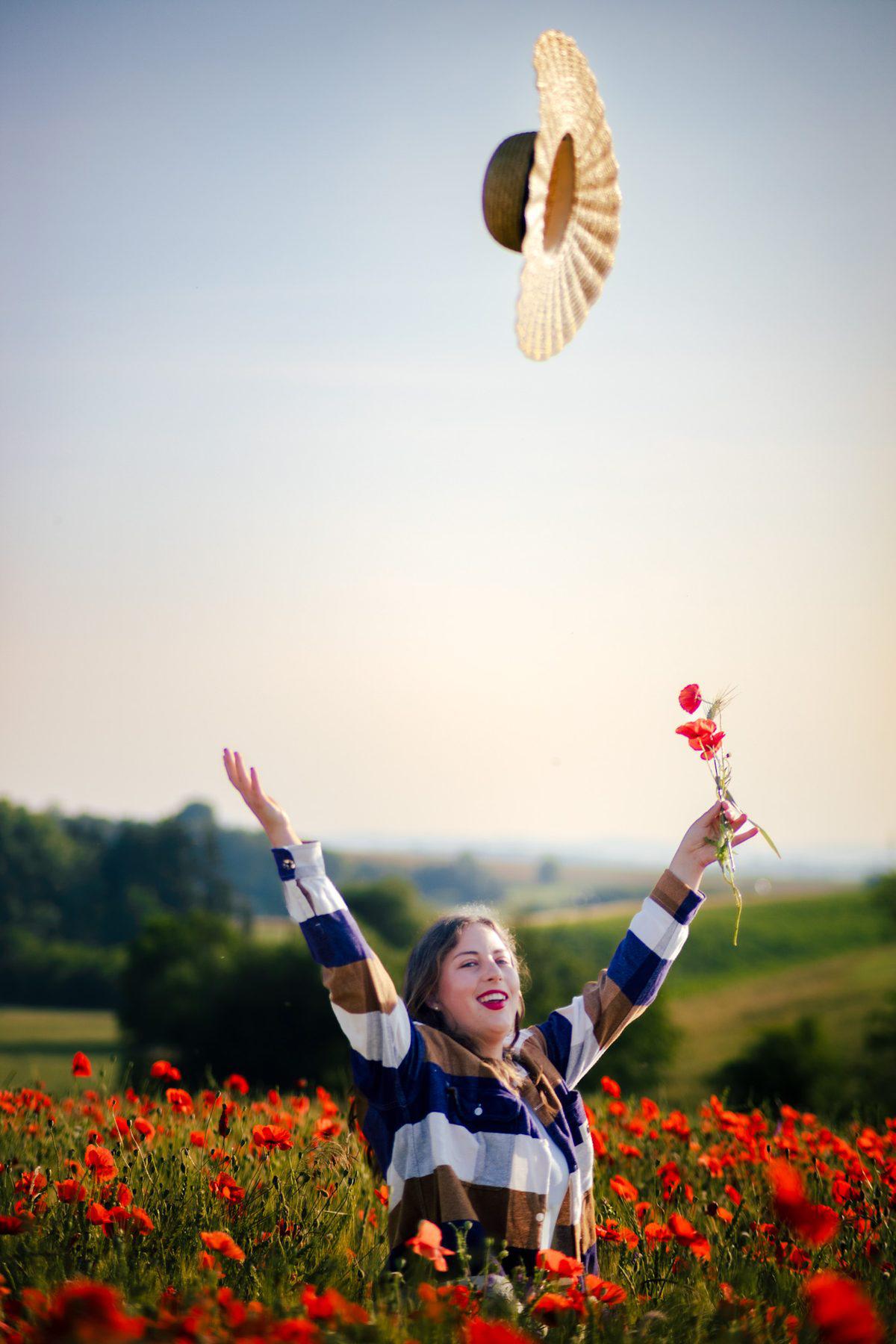 Portrait Emilie dans les champs de coquelicots Bas-Rhin - photographe portrait Alsace