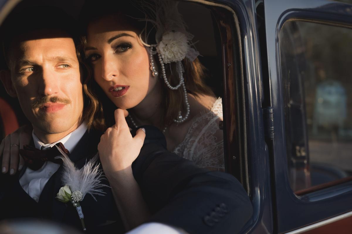 Couple mariés Citroën Traction mariage vintage Domaine Imodis Alsace