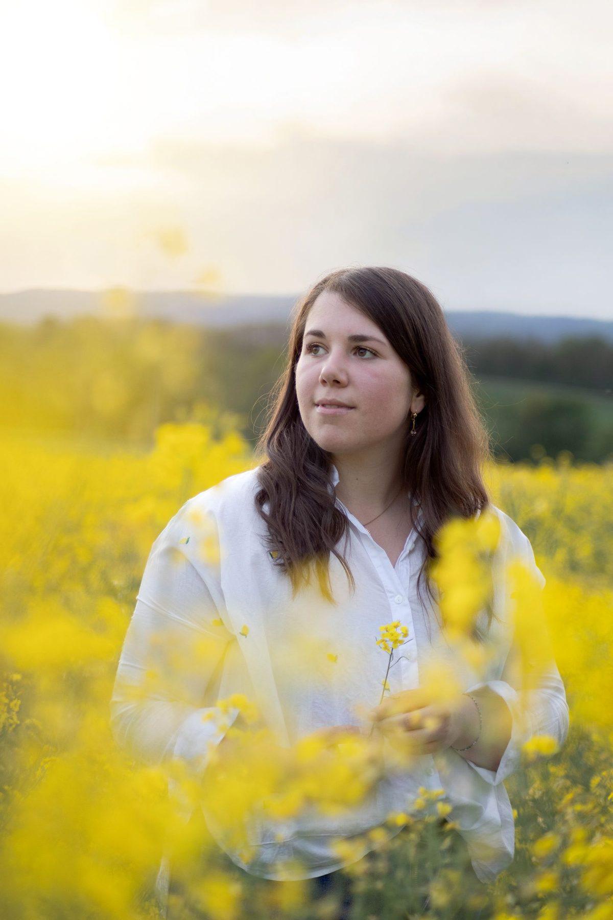 Marina en robe longue dans un champ de colza en Alsace