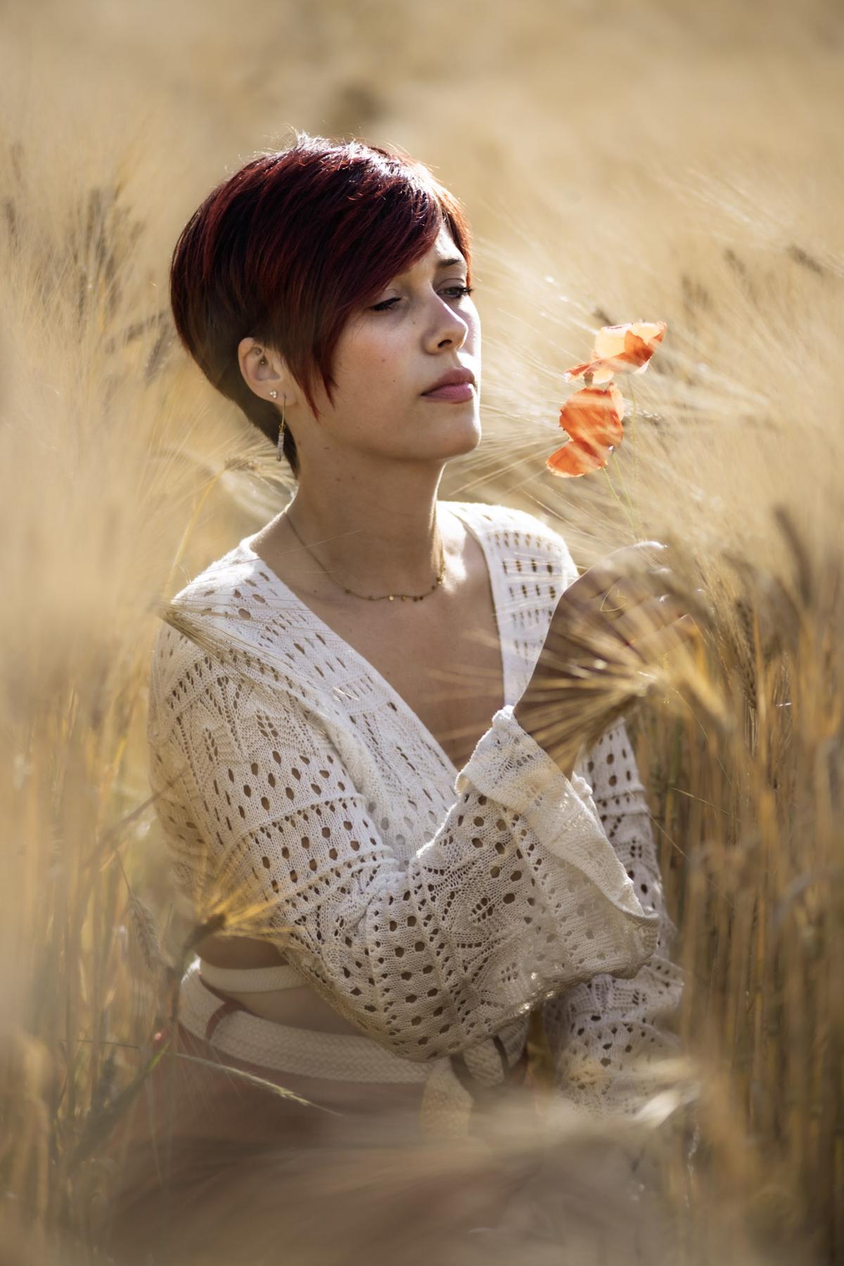 Portrait femme champs orge doré Bas-Rhin Alsace photographe été