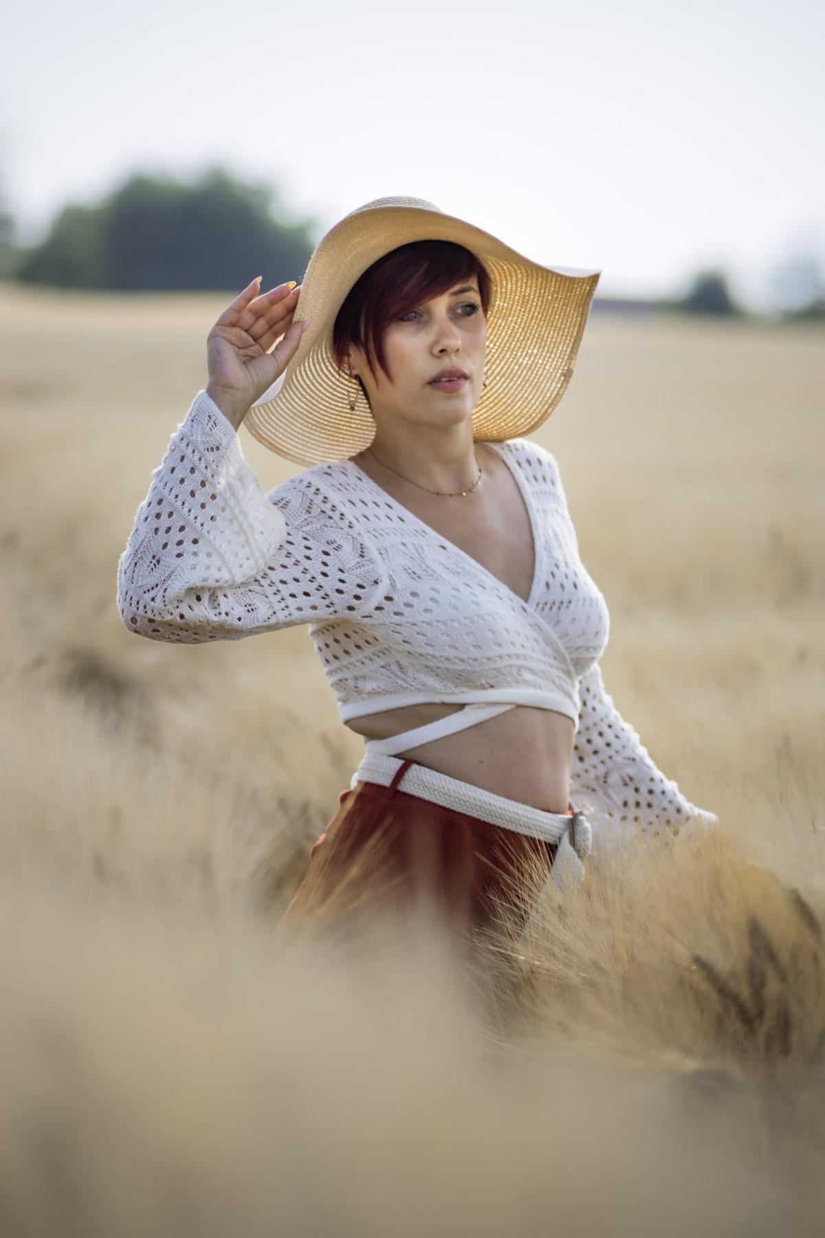 Portrait contre-jour champ d'orge golden hour Bas-Rhin Alsace photographe
