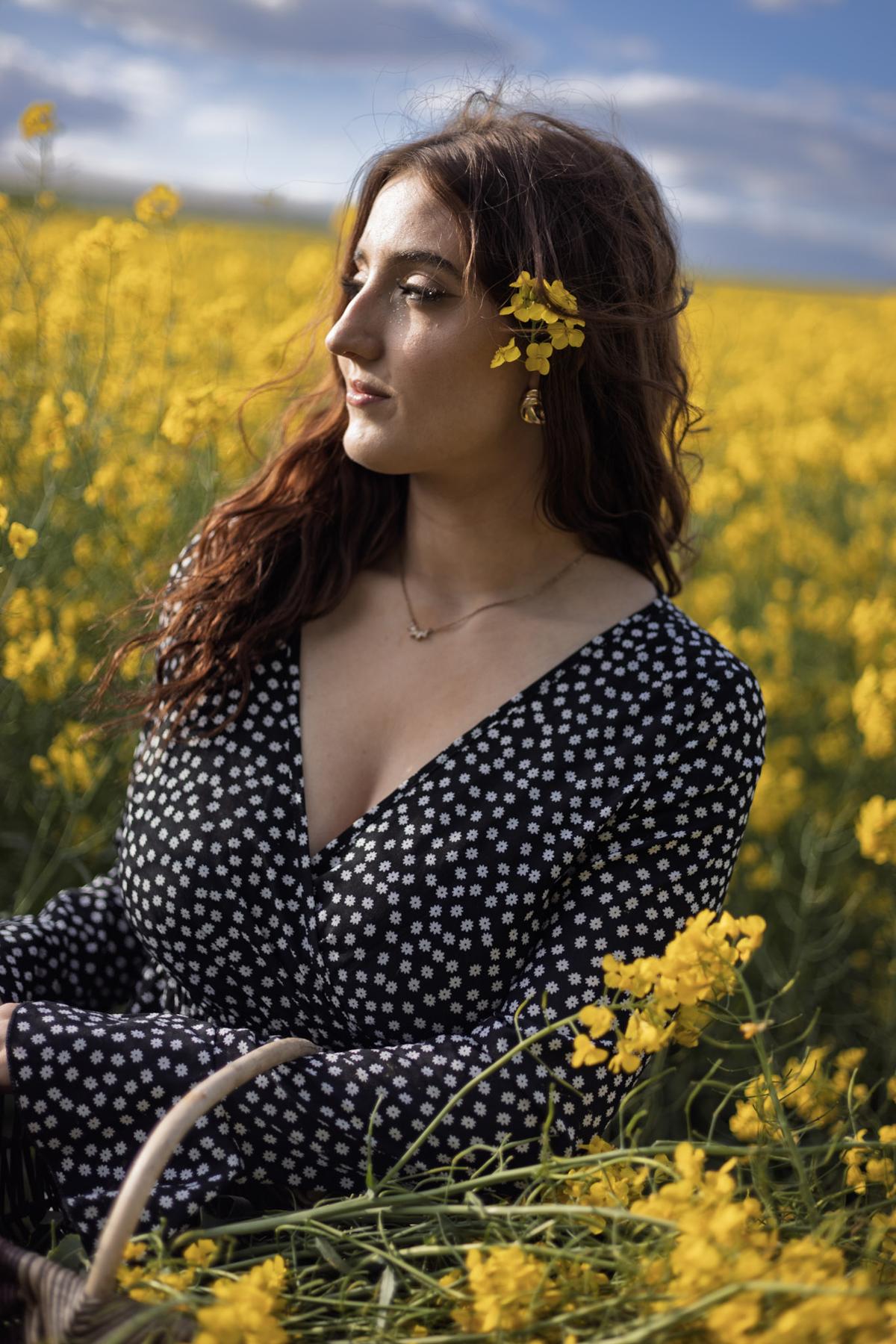 Portrait femme dans les champs de colza en fleurs Alsace printemps - photographe portrait