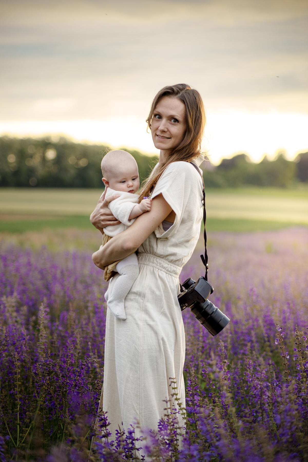 Margot photographe professionnelle Alsace avec son bébé dans les champs de sauge
