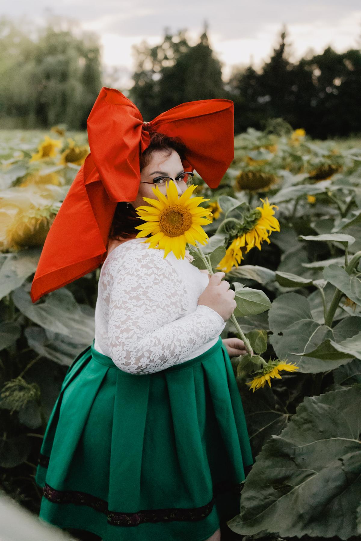 Portrait dans les tournesols à l'heure dorée Alsace photographe Bas-Rhin
