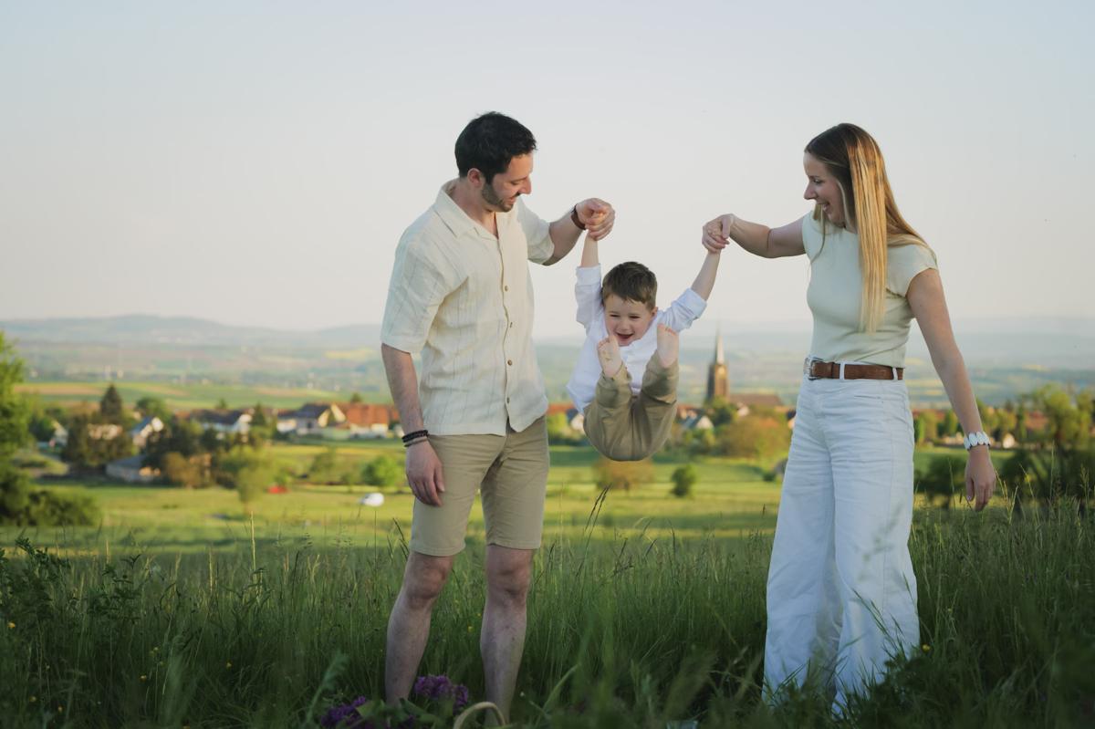 Séance photo famille en pleine nature au Bastberg Alsace - photographe famille Bas-Rhin