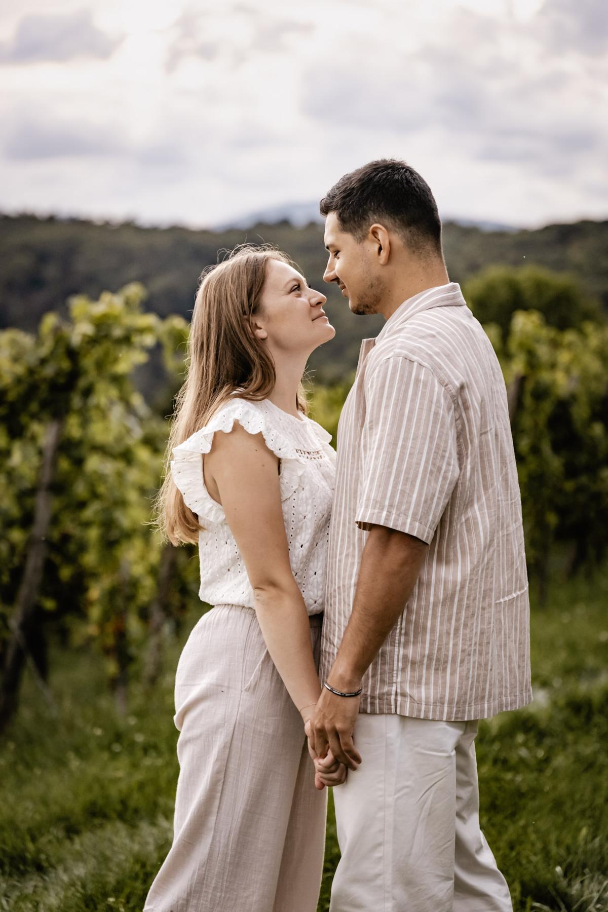 Couple enlacé dans les vignes au soleil couchant