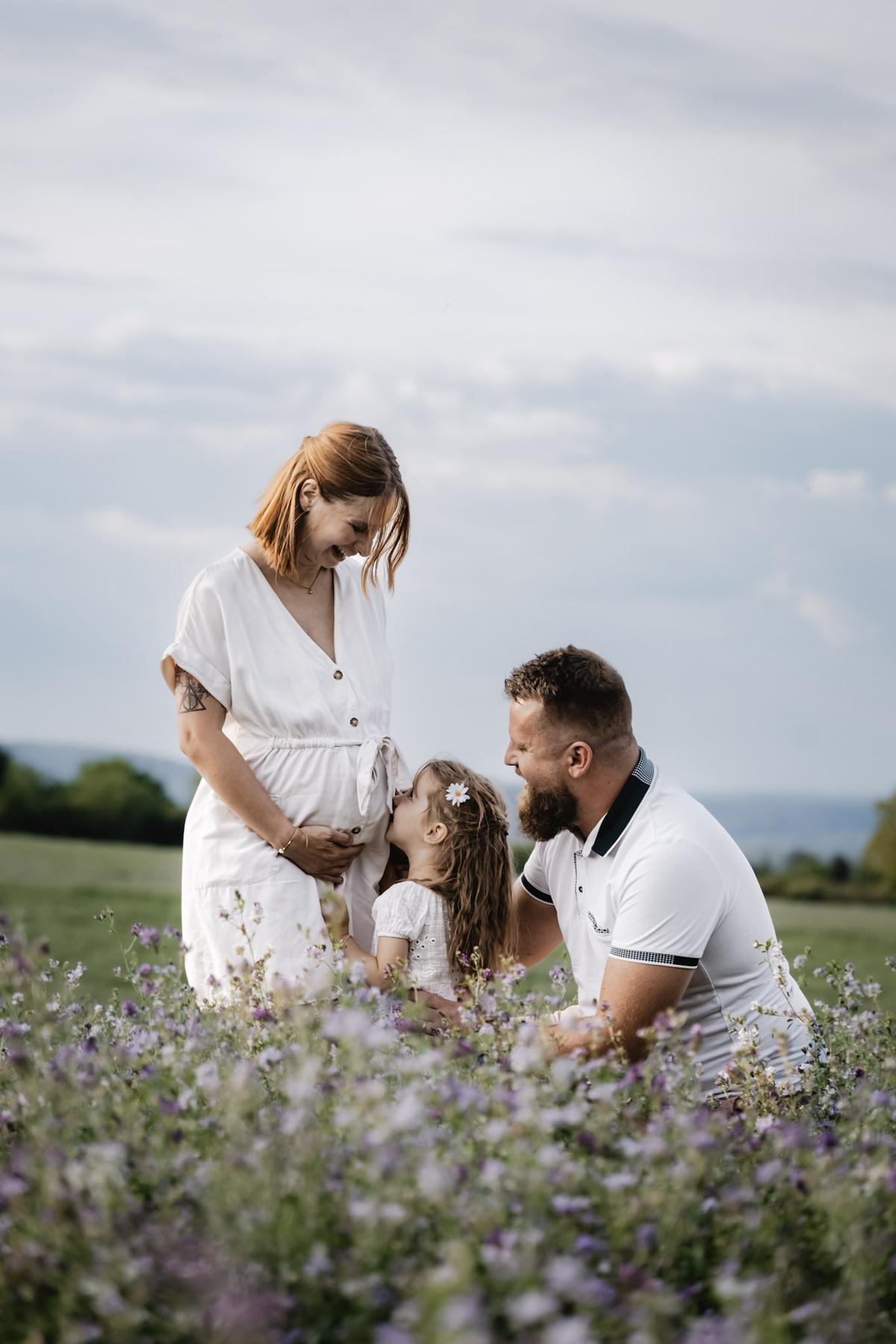 Séance famille et grossesse dans les champs fleuris