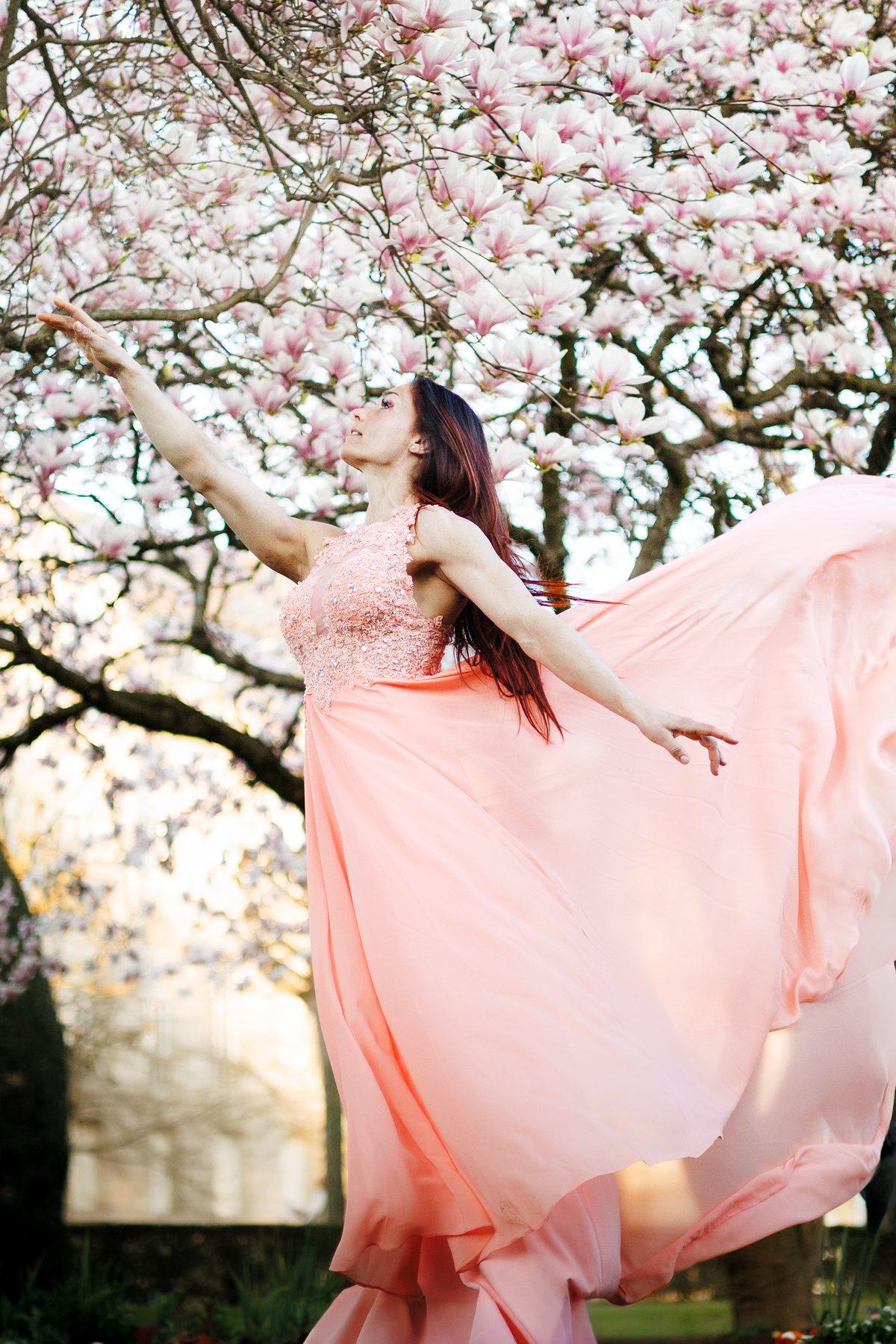 Portrait Zoé magnolias rose Alsace photographe portrait printemps