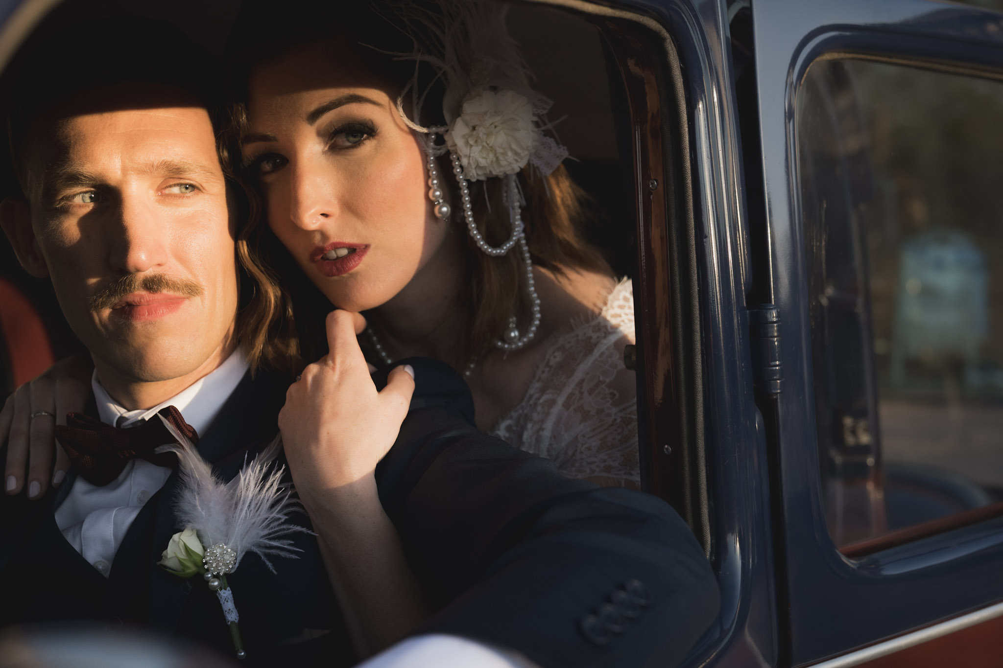 Couple mariés Citroën Traction mariage vintage Domaine Imodis Alsace
